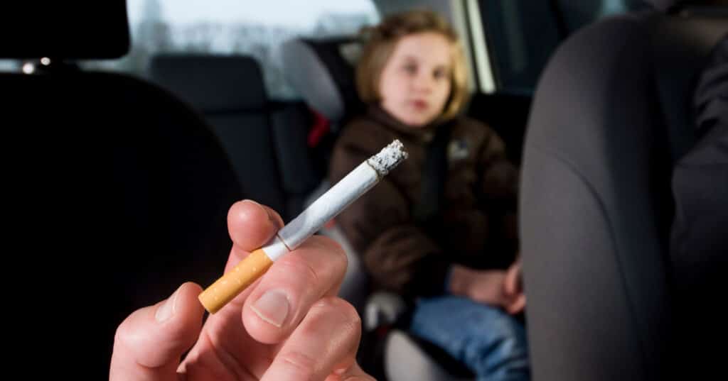 Enfant fumeur passif voiture