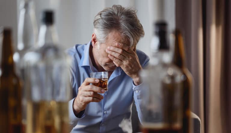 Wat zijn de tekenen van alcoholisme?