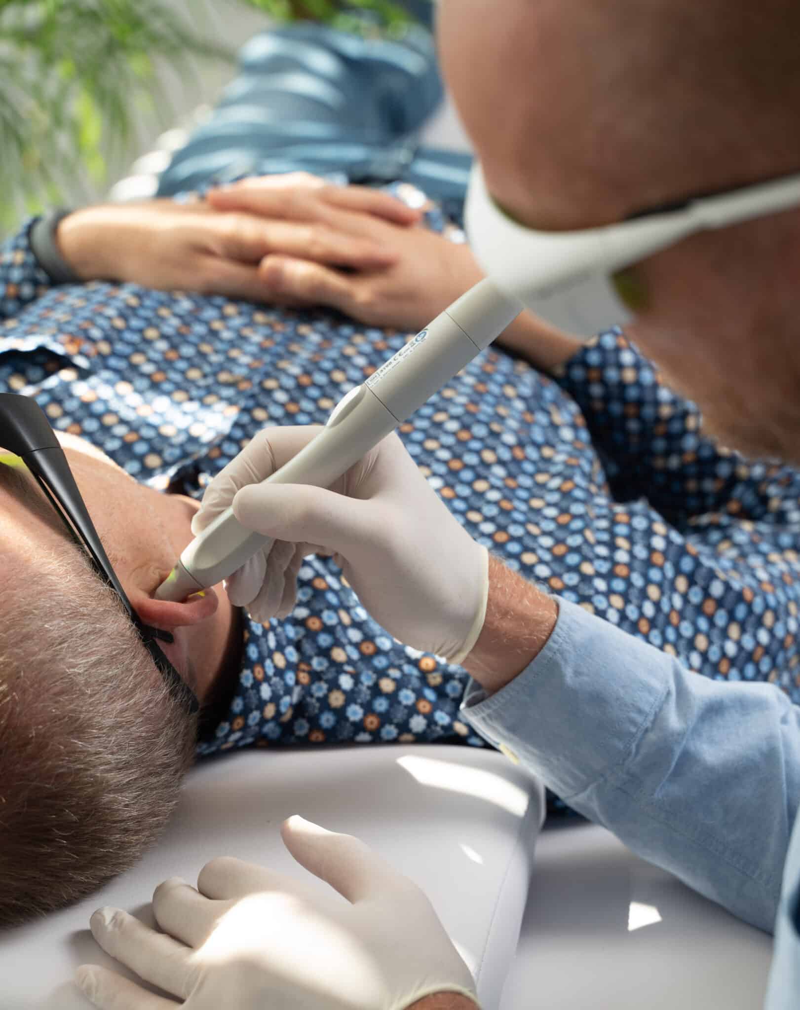 Sesión de reflexología auricular con láser en un centro Reset Laser
