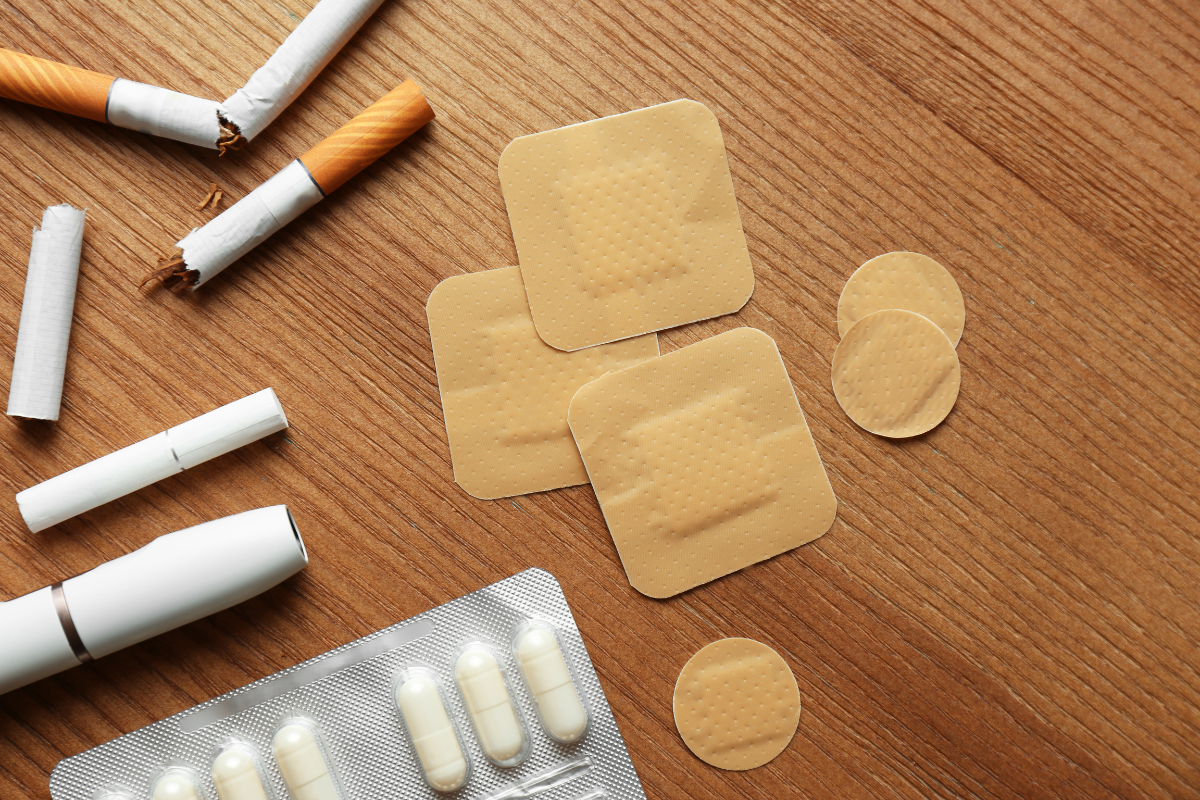 Cigerettes coupées sur une table et substituts à la cigarette pour aider à arrêter de fumer