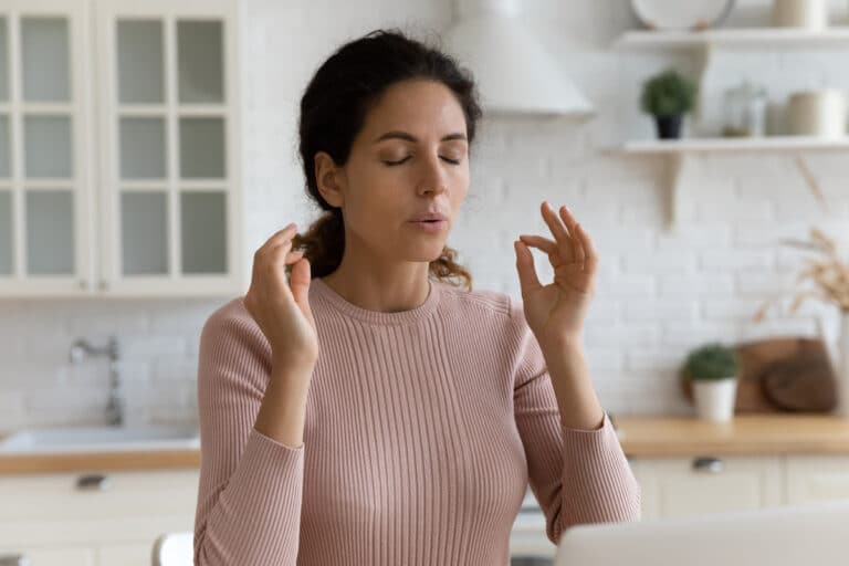 Jeune femme qui se calme dans une situation stressante.