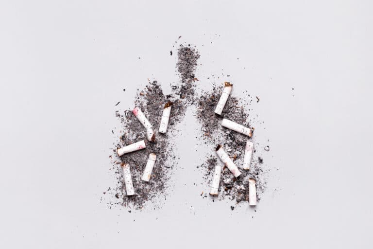 Cigarettes et cendres formant un poumon