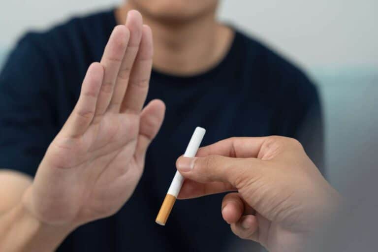 Homme refusant une cigarette car il a arrêté de fumer