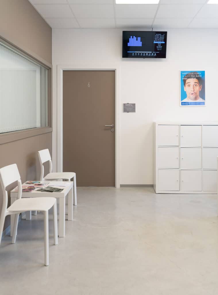 Salle d'attente du centre anti-tabac de Tanger