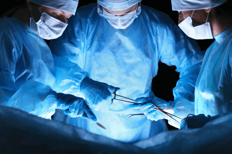 Médecins penchés sur une table d'opération