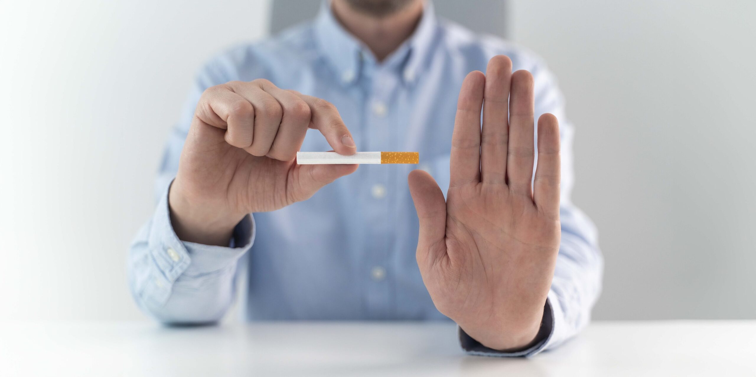 Un homme refuse une cigarette d'un geste de la main