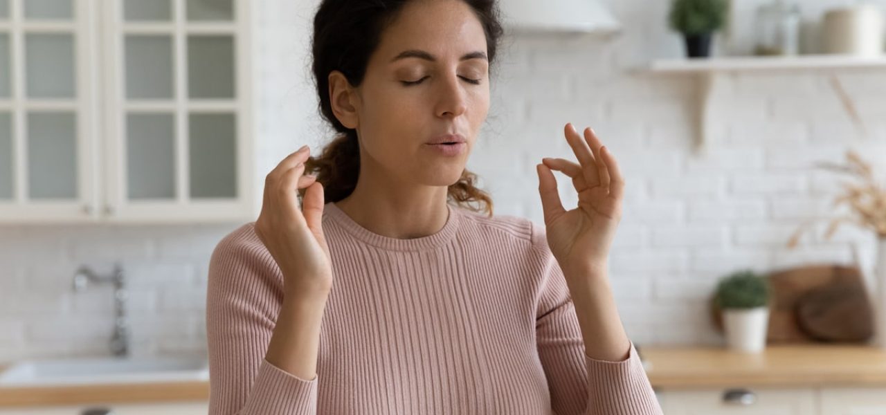 Jeune femme qui se calme dans une situation stressante.