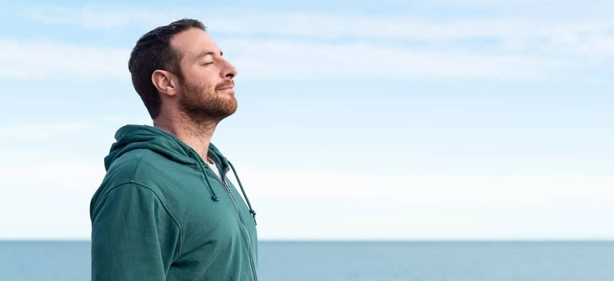 Homme détendu respirant de l'air frais