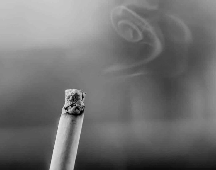 Cigarette et sa fumée en noir et blanc
