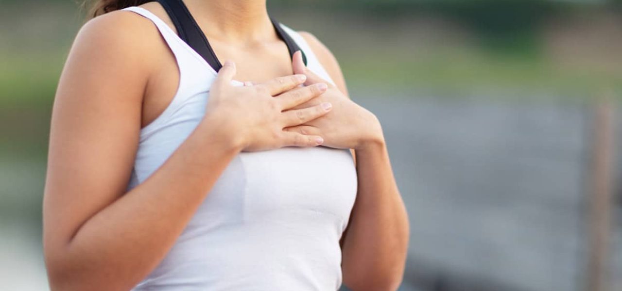 Femme ayant des problèmes respiratoires pendant le sport