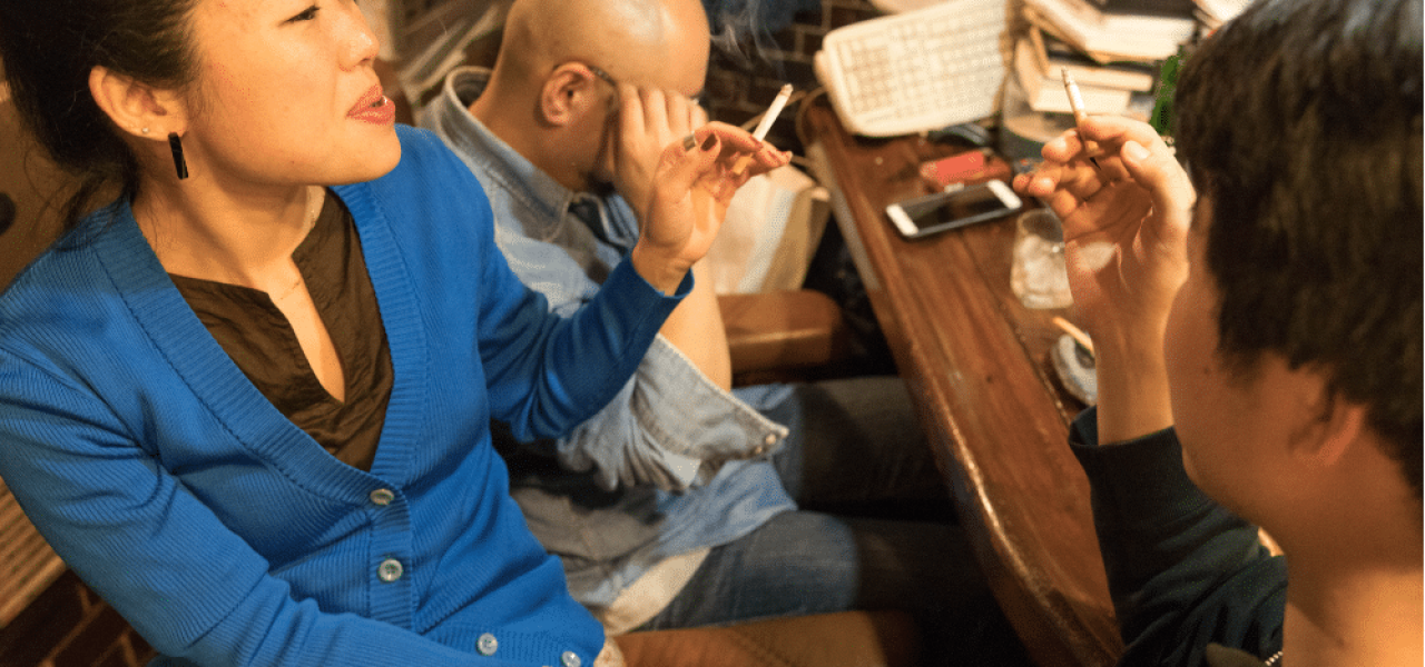 Bande d'amis, fumeurs mondains dans un bar
