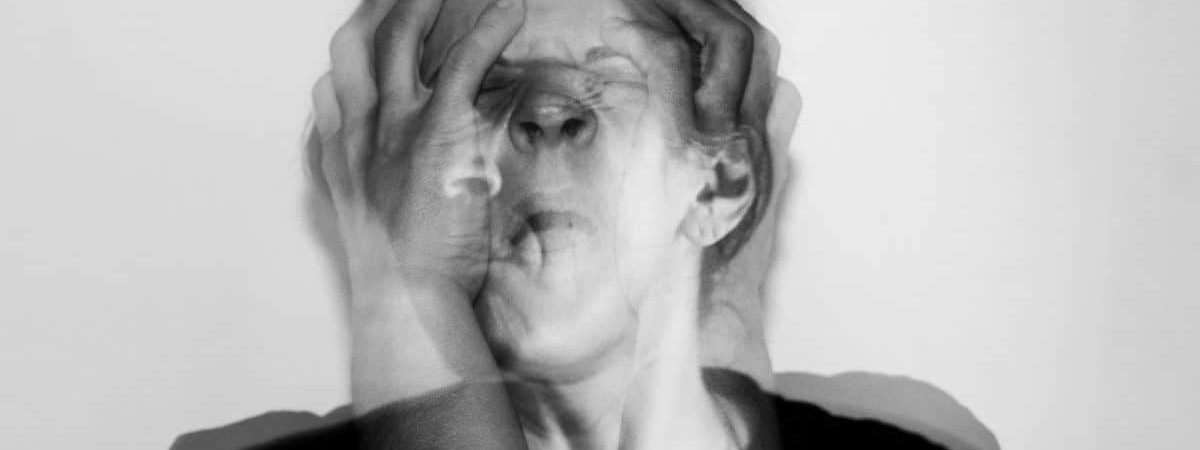 Photo en noir et blanc d'une femme stressée à cause de la cigarette