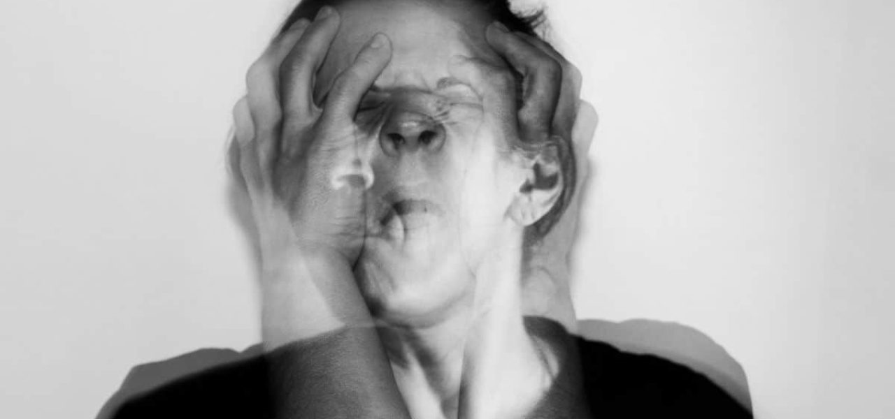 reset-cigarette-et-stress Photo en noir et blanc d'une femme stressée à cause de la cigarette