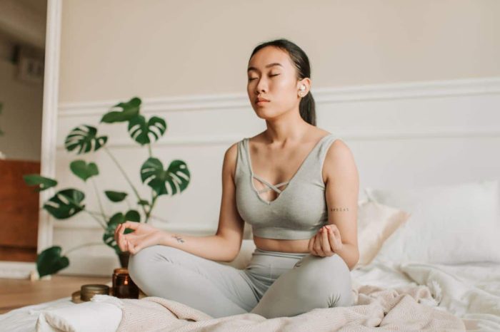 Femme assisse en posture yoga pour combattre son addiction au cannabis