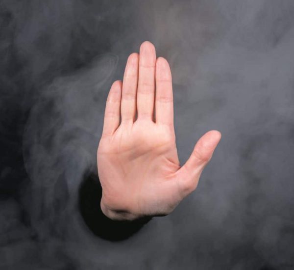 Main dans la fumée pour dire stop à l'addiction au cannabis grâce à la méthode Reset Laser