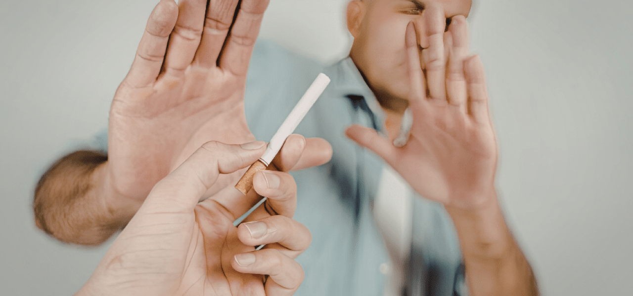 Homme qui refuse une cigarette proposée par un ami